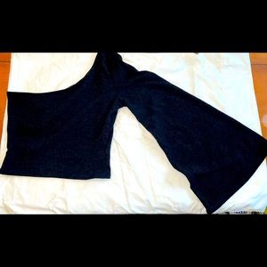 Black one sleeve off the shoulder fashion nova top. Size medium.